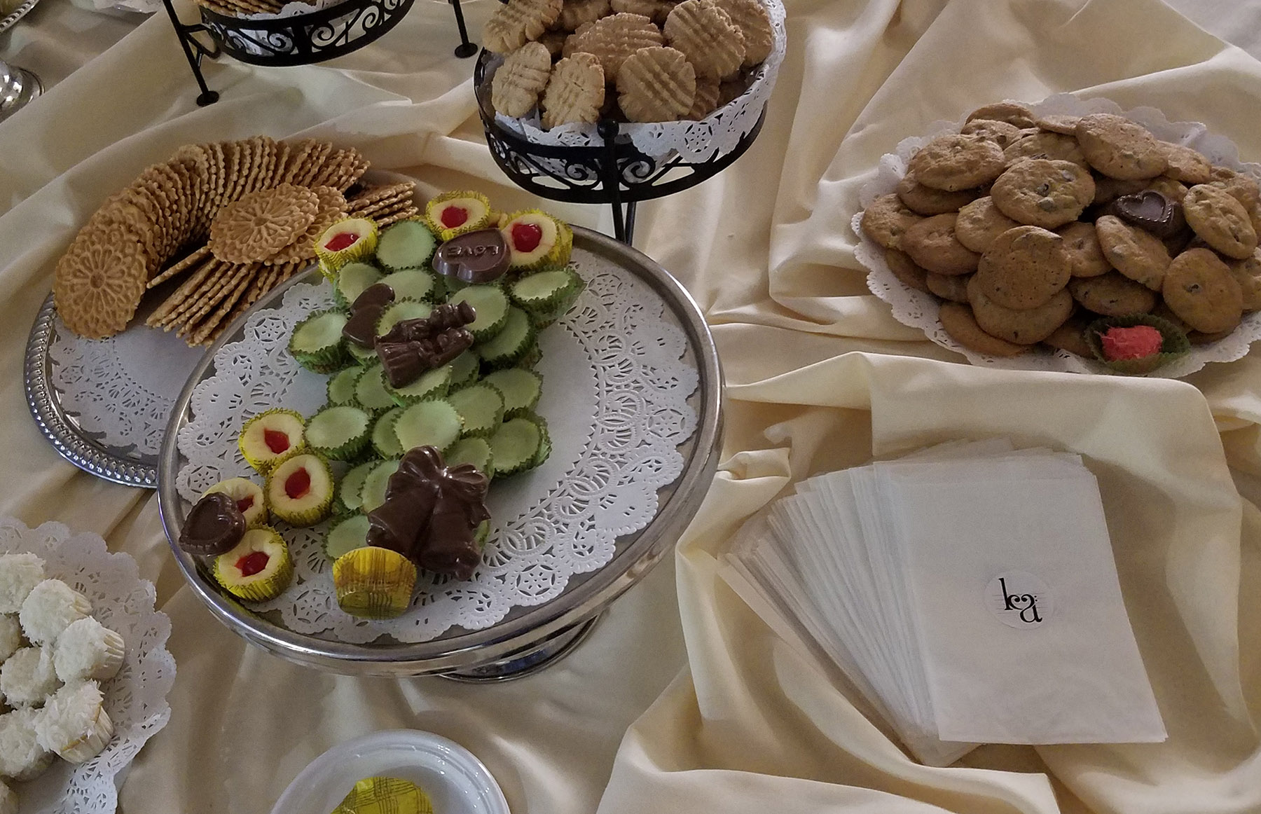 Logo on cookie bags on dessert table